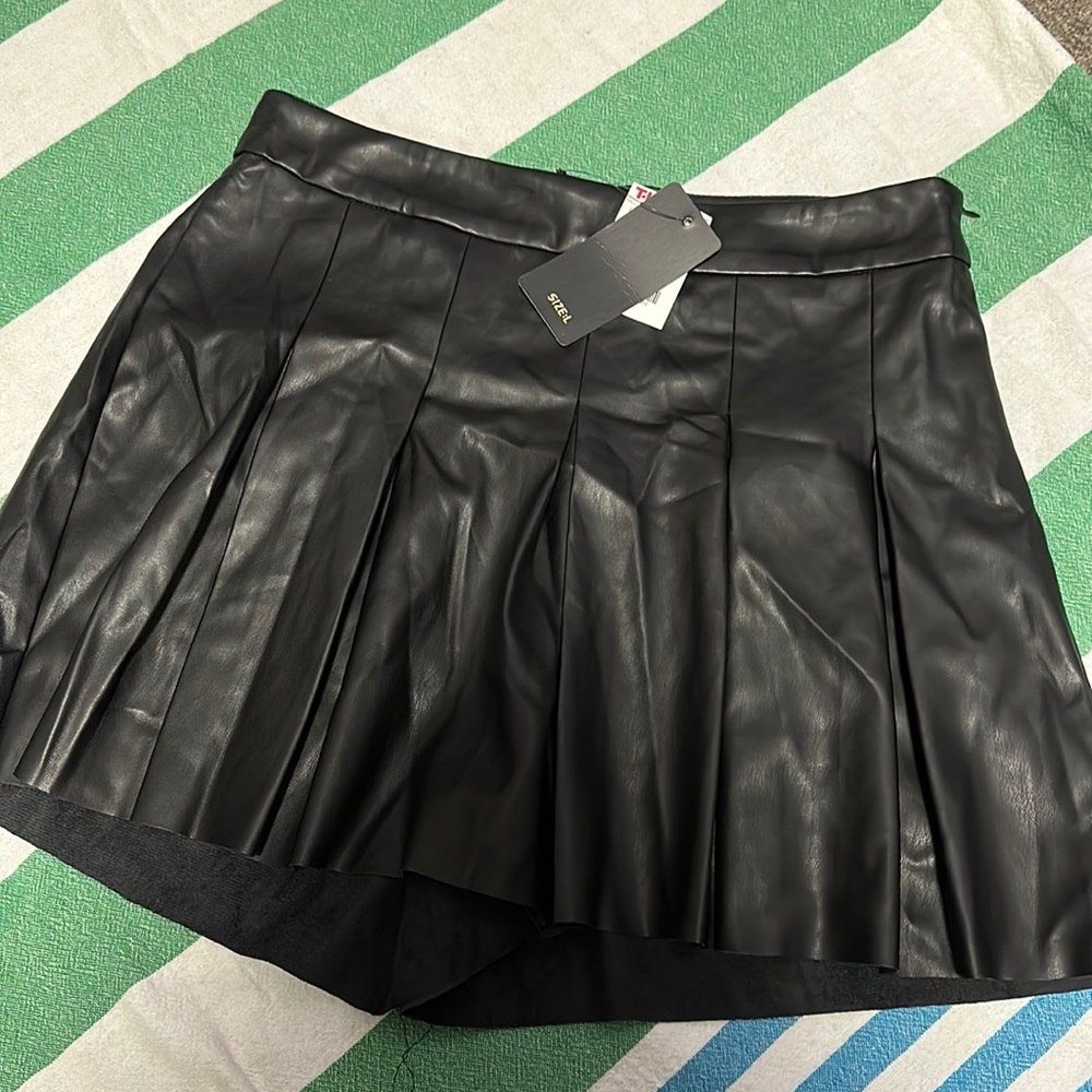 Black pleaded skort. Faux leather